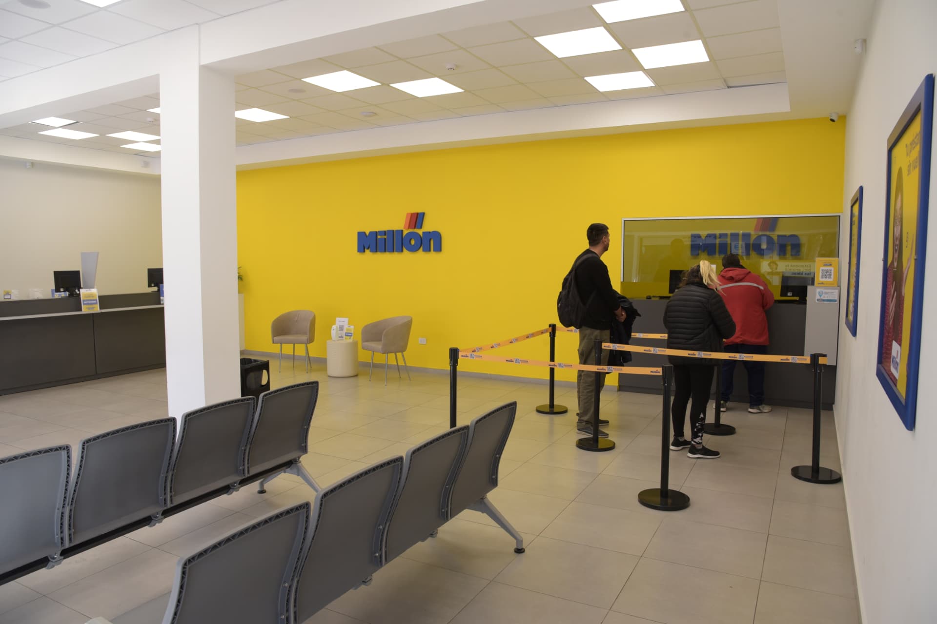 Clientes siendo atendidos en el salón de Millón