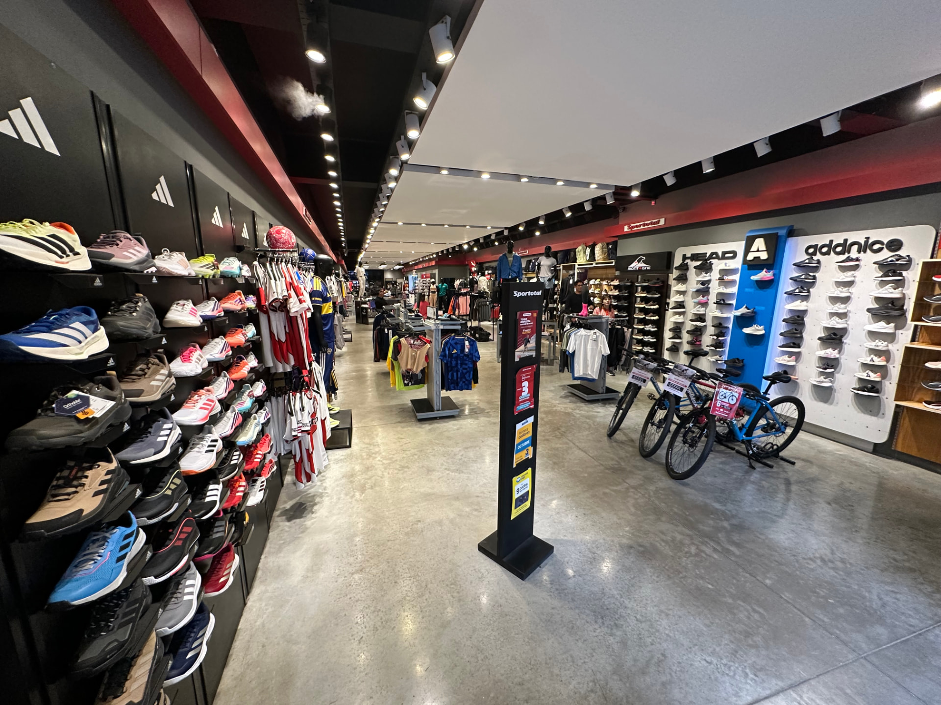 Interior de una sucursal Sportotal